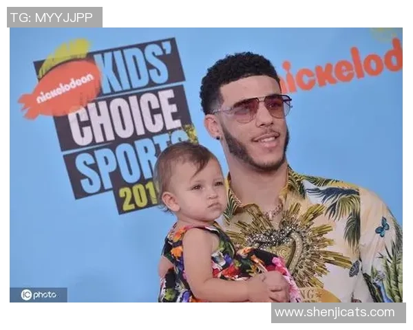 球星带娃现身足球场温馨时刻 家庭与职业完美平衡展现父爱力量 球星带娃现身足球场温馨时刻 家庭与职业完美平衡展现父爱力量