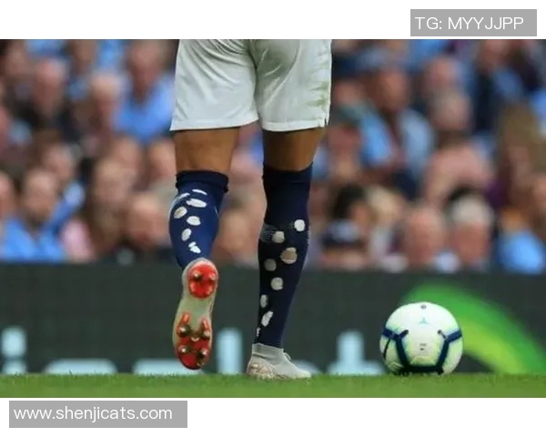 足球球星独特穿袜习惯揭秘展现赛场个性与心理秘密 足球球星独特穿袜习惯揭秘展现赛场个性与心理秘密